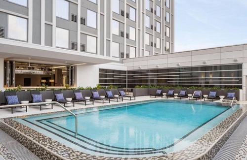 Ludlam House | Chic Getaway in Miami Ideal for Couple Stay - Modern Suite with Pool Access