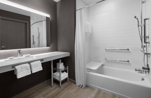 Ludlam Hotel | Chic Getaway in Miami Ideal for Couple Stay - Modern Suite with Pool Access