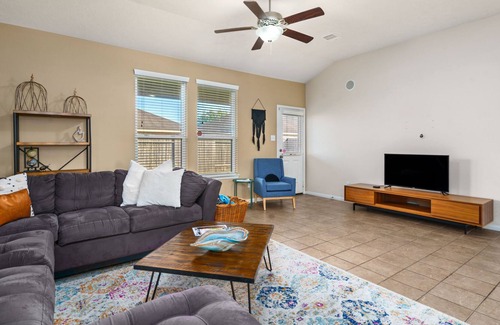 Central Southwest House | Chic Getaway Min 2 Downtown/NRG