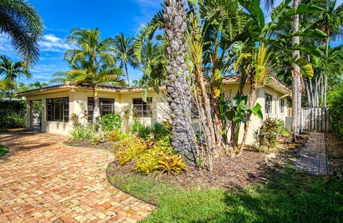 South Lake House | Chic Getaway w/Heated Pool & Short Walk to Beach