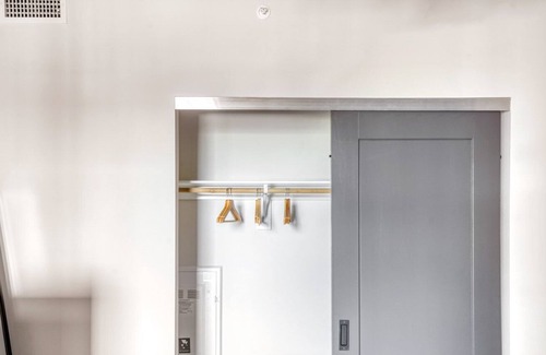Golden Triangle Apartment | Chic Golden Triangle 1BR w/ Pool, Gym & W/D, next to Park, by Blueground
