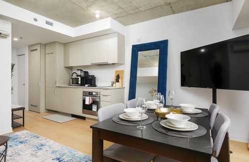 Quartier des Spectacles House | Chic Hideaway - Downtown Hotspot