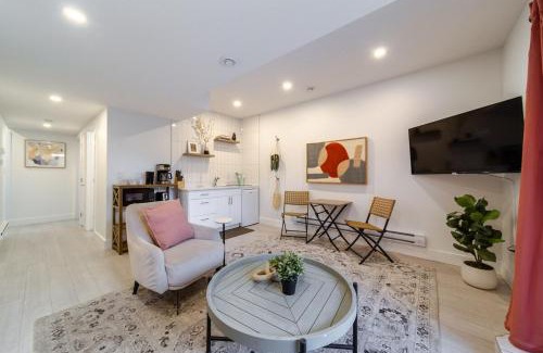 West Edmonton Apartment | Chic Hideaway-King Bed-Fireplace-DT-WEM-Garage