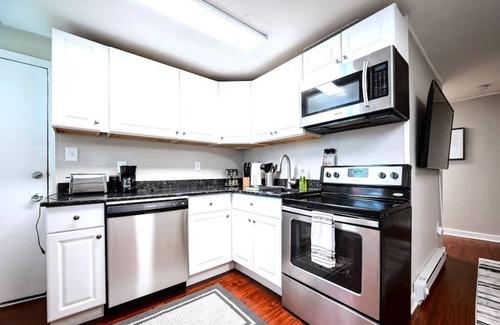 Wilmington Apartment | Chic Historic apartment- King Bed, Fast WiFi, close to Downtown!