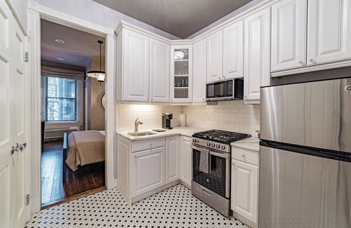 Gold Coast Apartment | Chic & Historic Apartment Steps from Mag Mile