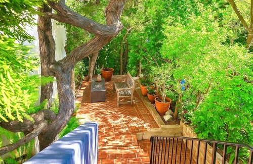 Hollywood Hills West Apartment | Chic Hollywood Hills Guest Suite+Views+Outdoor Living Room+Free Street Parking