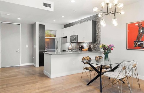 Hollywood Condo | Chic Hollywood Modern Loft -12 Ft Ceilings