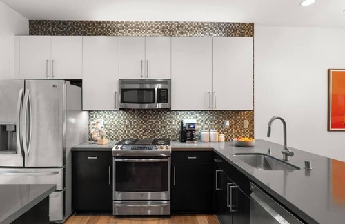 Hollywood Condo | Chic Hollywood Modern Loft -12 Ft Ceilings