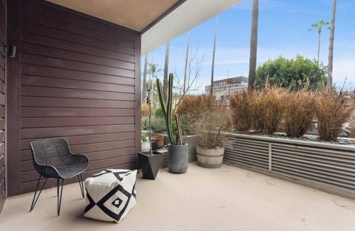 Hollywood Condo | Chic Hollywood Modern Loft -12 Ft Ceilings