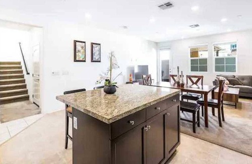 Eastvale Downs House | Chic Home on Sendero Ave