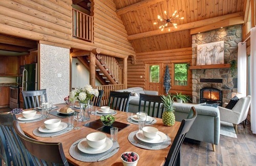 Labelle Ski Chalet | Chic Hot tub in mountain Tremblant Area