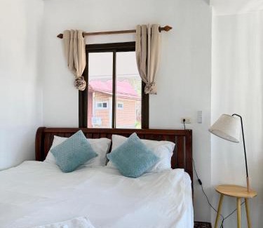 Chaloklum House | Chic house on the beach