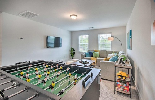 Southeast Houston House | Chic Houston Home with Game Room about 8 Mi to Dtwn
