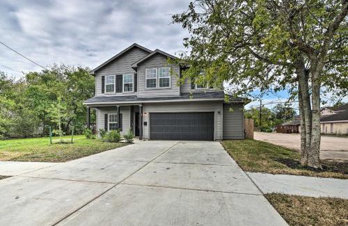 Southeast Houston House | Chic Houston Home with Game Room about 8 Mi to Dtwn
