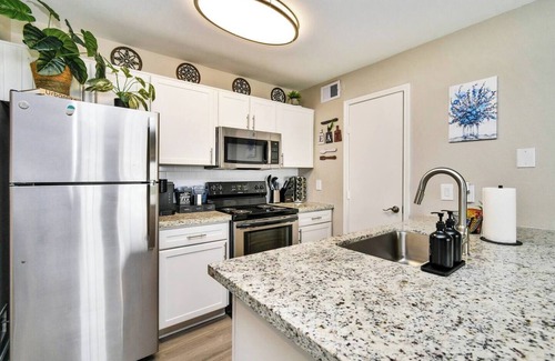 Astrodome Apartment | Chic Houston, King bed, NRG/TMC, Fireplace & Gym!