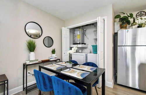 Astrodome Apartment | Chic Houston, King bed, NRG/TMC, Fireplace & Gym!