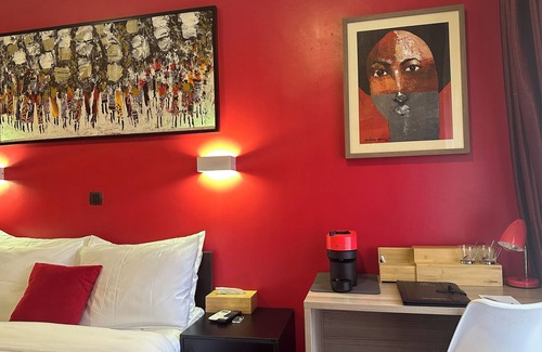 Ikoyi Bed & Breakfast | Chic Ikoyi Guesthouse with Pool, 6 Bedrooms – Perfect for Families & Groups