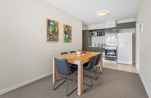 South Melbourne Apartment | Chic Inner City Convenience, with Secure Parking