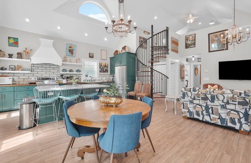 Isle of Hope Historic District House | Chic Isle of Hope Coastal Cottage Near Marsh by Lucky Savannah