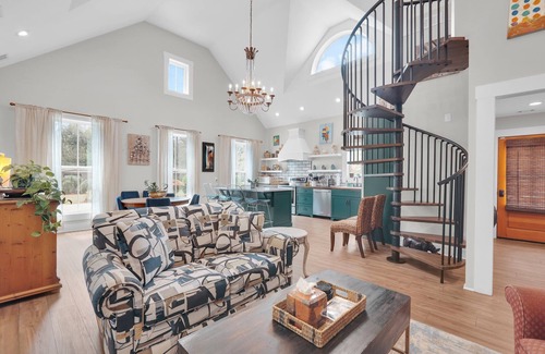 Isle of Hope Historic District House | Chic Isle of Hope Coastal Cottage Near Marsh by Lucky Savannah