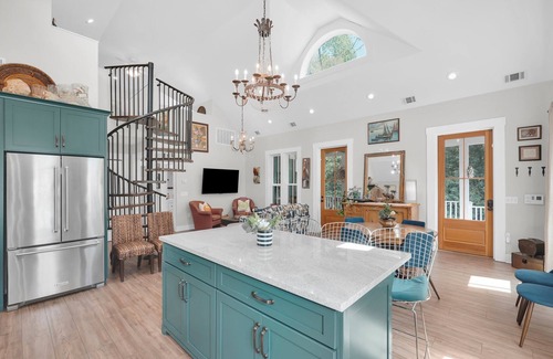 Isle of Hope Historic District House | Chic Isle of Hope Coastal Cottage Near Marsh by Lucky Savannah
