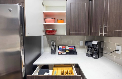 The Colony House | Chic King Bed Townhome Retreat with Pools and two car garage, Gym, Pickleball Ct
