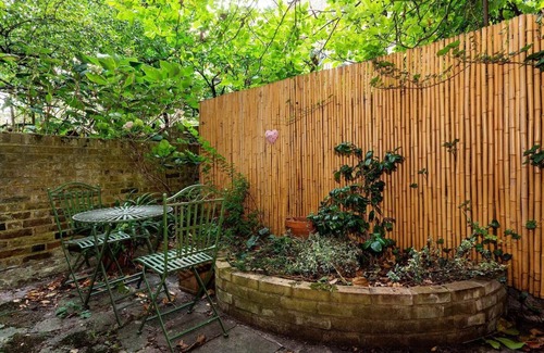 St. Helen's Apartment | Chic Ladbroke Grove Flat with Garden Retreat
