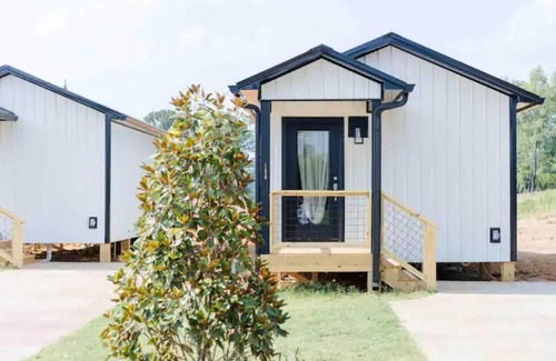 Lincoln Apartment | Chic Lake Bungalow: 2 Queens, Deck, Lake Access
