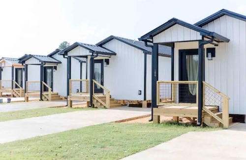 Lincoln Apartment | Chic Lake Bungalow: 2 Queens, Deck, Lake Access