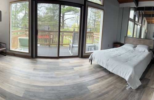 White Mills House | Chic Lake House on the Hill Sleeps 10, 4 bedrooms, 2 bathrooms Pet friendly!