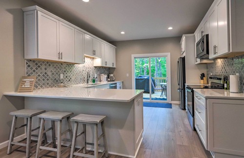 Milledgeville House | Chic Lake Sinclair Retreat with Dock & Hot Tub!