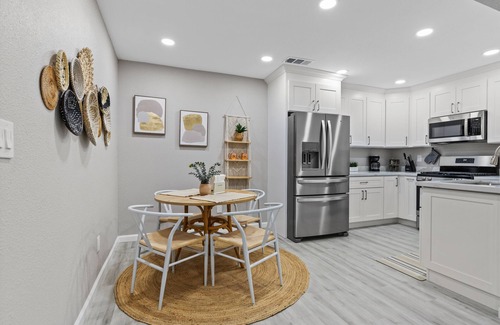Lodi House | Chic Lodi Retreat! Five minute to wine country!n