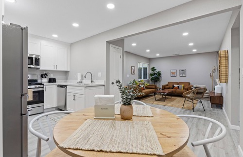 Lodi House | Chic Lodi Retreat! Five minute to wine country!n