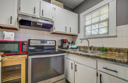 South Seminole Heights Apartment | Chic Loft in Heart of Tampa - Modern 2-Bed Retreat w/Shared Yard