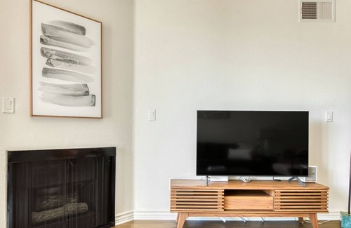Los Feliz Apartment | Chic Los Feliz 1BR w/ Pool, Gym & Lounge, near Observatory, by Blueground