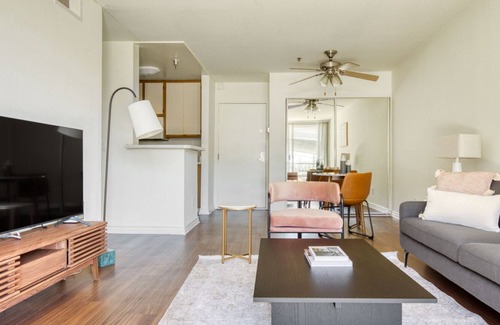 Los Feliz Apartment | Chic Los Feliz 1BR w/ Pool, Gym & Lounge, near Observatory, by Blueground
