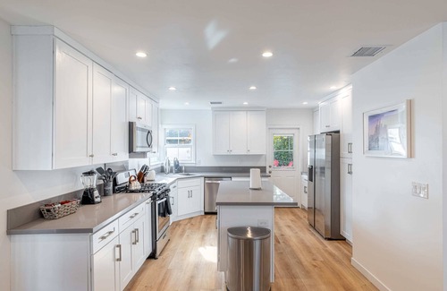 Encino House | *Chic Lux New Build w/Htd Pool, Firepit, BBQ*
