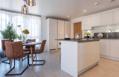 Marlow House | Chic & Luxurious 4 Bedroom House