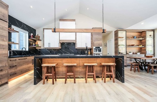 Tiny Cottage | Chic & luxurious villa with outdoor sauna - Steps away from the beach!