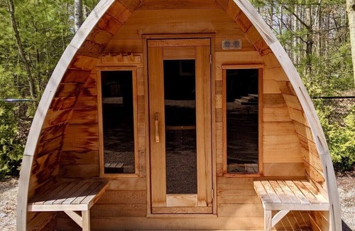 Tiny Cottage | Chic & luxurious villa with outdoor sauna - Steps away from the beach!