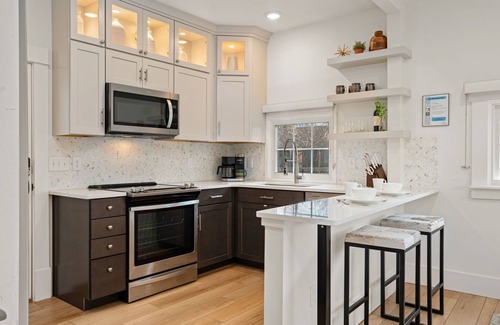 Martinez Park Apartment | Chic Luxury Retreat in Old Town Walk Everywhere!