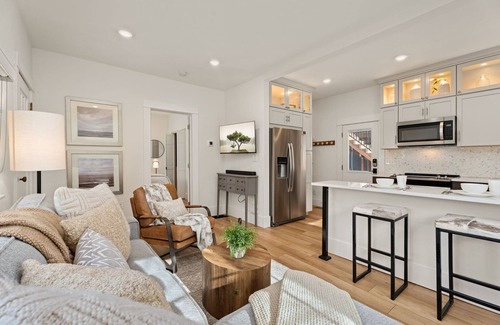 Martinez Park Apartment | Chic Luxury Retreat in Old Town Walk Everywhere!