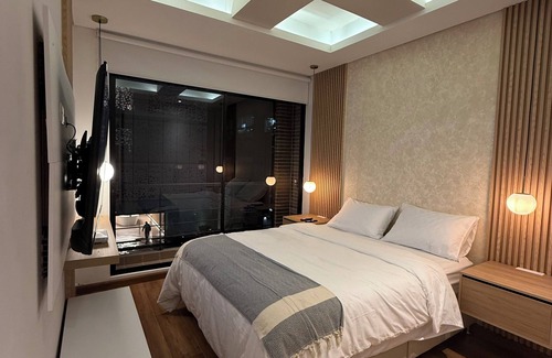 La Gran Via Apartment | Chic Luxury Stay Near Parque 93