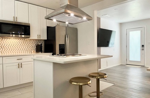 Atlanta Apartment | Chic Main Suite Private - EV Charging & Parking