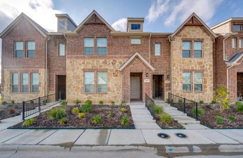 Mesquite House | Chic Mesquite Townhome about 11 Mi to Downtown Dallas!
