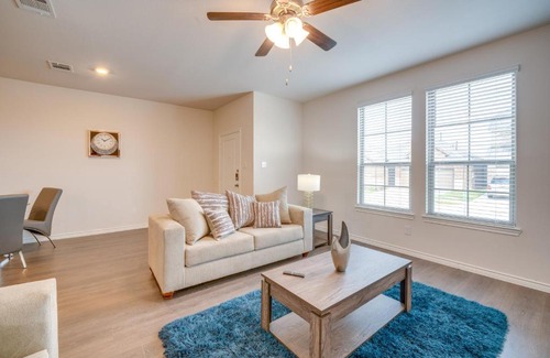 Mesquite House | Chic Mesquite Townhome about 11 Mi to Downtown Dallas!