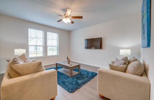 Mesquite House | Chic Mesquite Townhome about 11 Mi to Downtown Dallas!