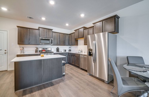 Mesquite House | Chic Mesquite Townhome ~ 11 Mi to Downtown Dallas!