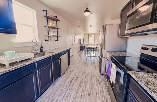 Lubbock Cottage | Chic, Minimalist Lubbock Cottage: Eclectic Charm in the City 🌵✨nnnn