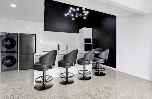 Manukau City Apartment | Chic Modern 2BR Heart of Manukau
